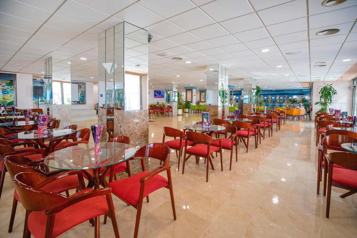 Un restaurante o sitio para comer en Hotel Servigroup La Zenia 4 Sup