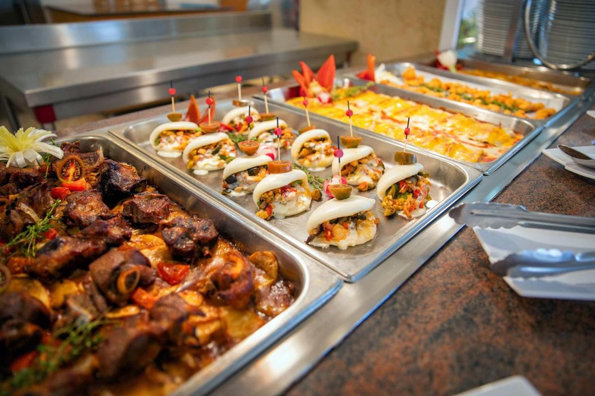 Comida en o cerca de este hotel