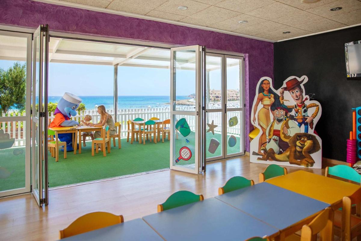 Un restaurante o sitio para comer en Hotel Servigroup La Zenia 4 Sup