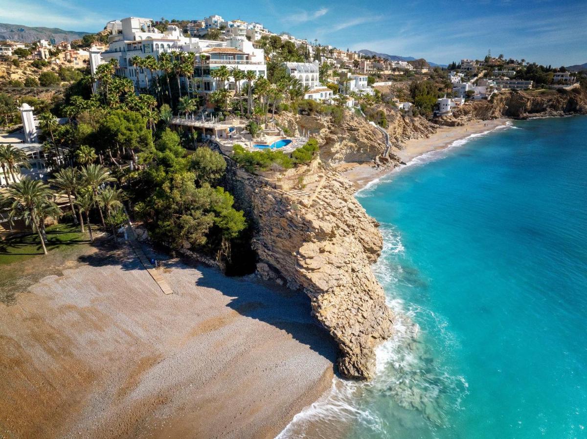 una vista aérea de una playa con árboles y edificios en Hotel Servigroup Montíboli, en Villajoyosa