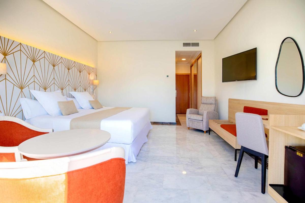 Una televisión o centro de entretenimiento en Hotel Servigroup Montíboli