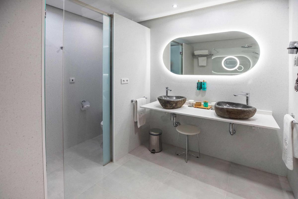 Un baño de Hotel Servigroup Montíboli
