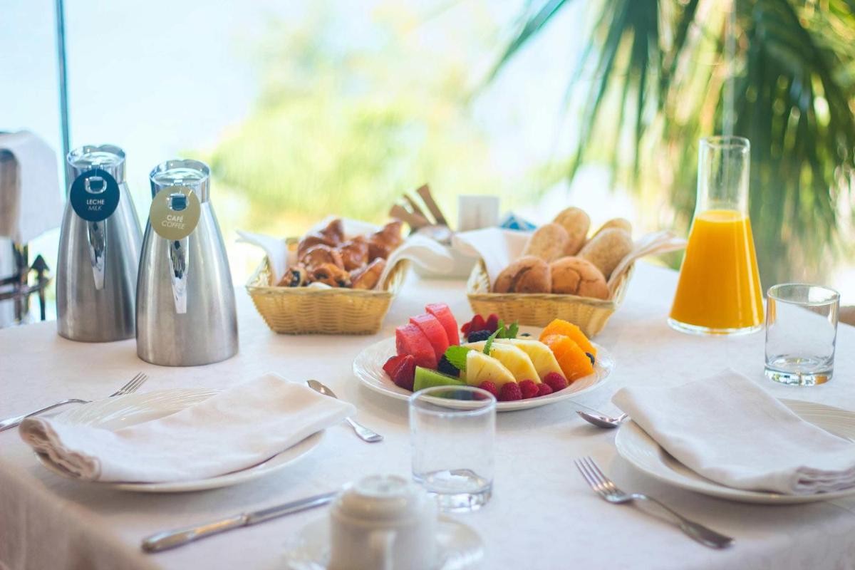 Comida en o cerca de este hotel