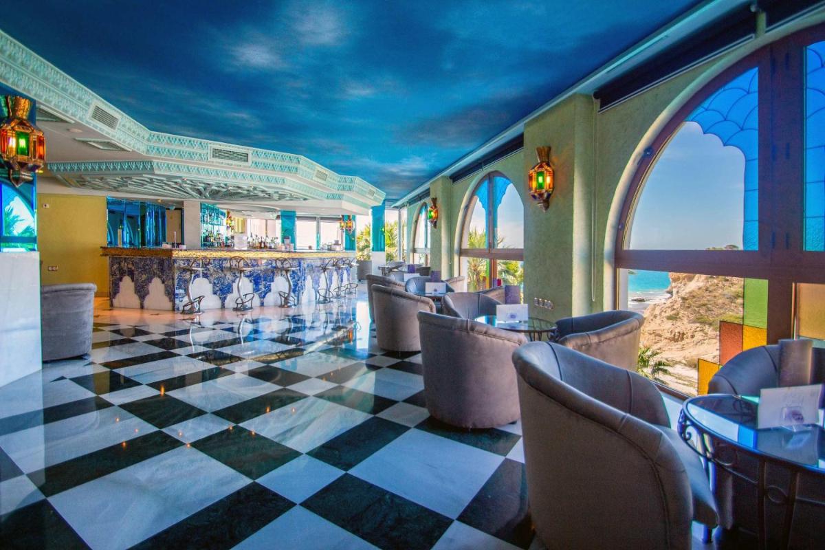 Un restaurante o sitio para comer en Hotel Servigroup Montíboli