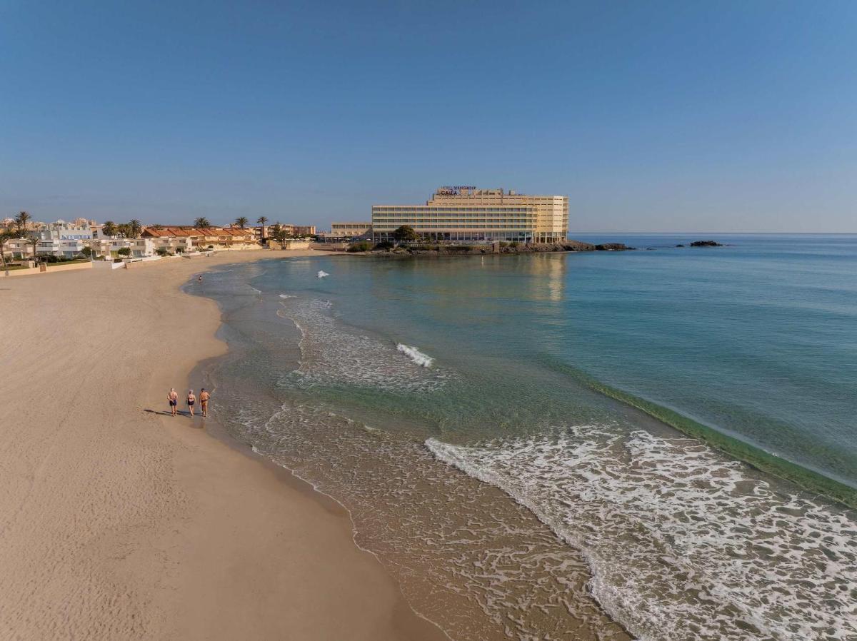 una vista aérea de una playa con un hotel en el fondo en Hotel Servigroup Galua, en La Manga del Mar Menor