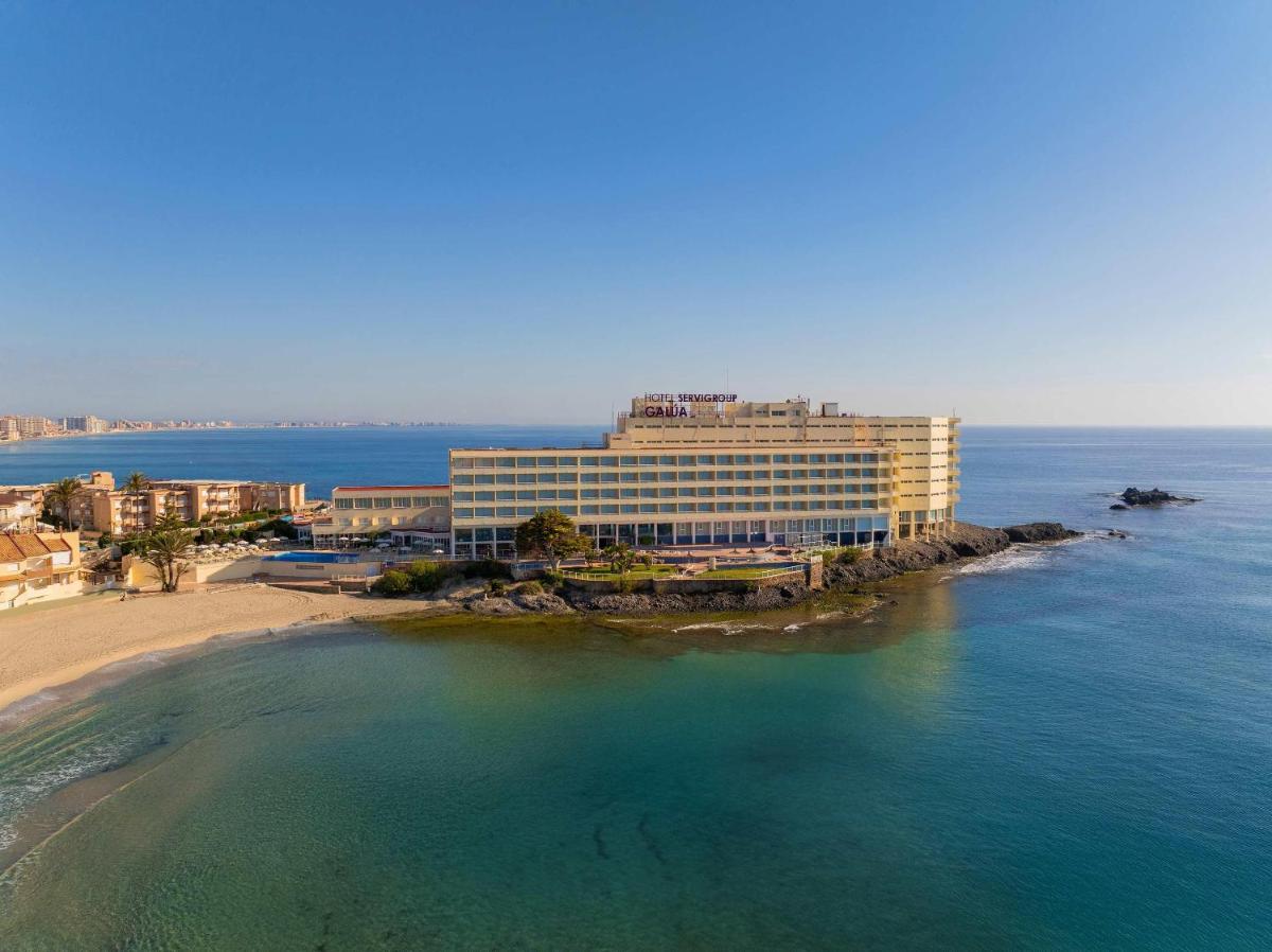 una vista aérea de un hotel en la playa en Hotel Servigroup Galua, en La Manga del Mar Menor
