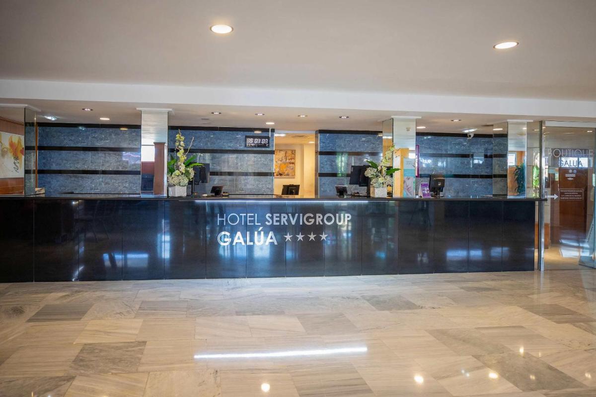 Un vestíbulo de un hotel con un mostrador de recepción. en Hotel Servigroup Galua, en La Manga del Mar Menor 43 fotos más
