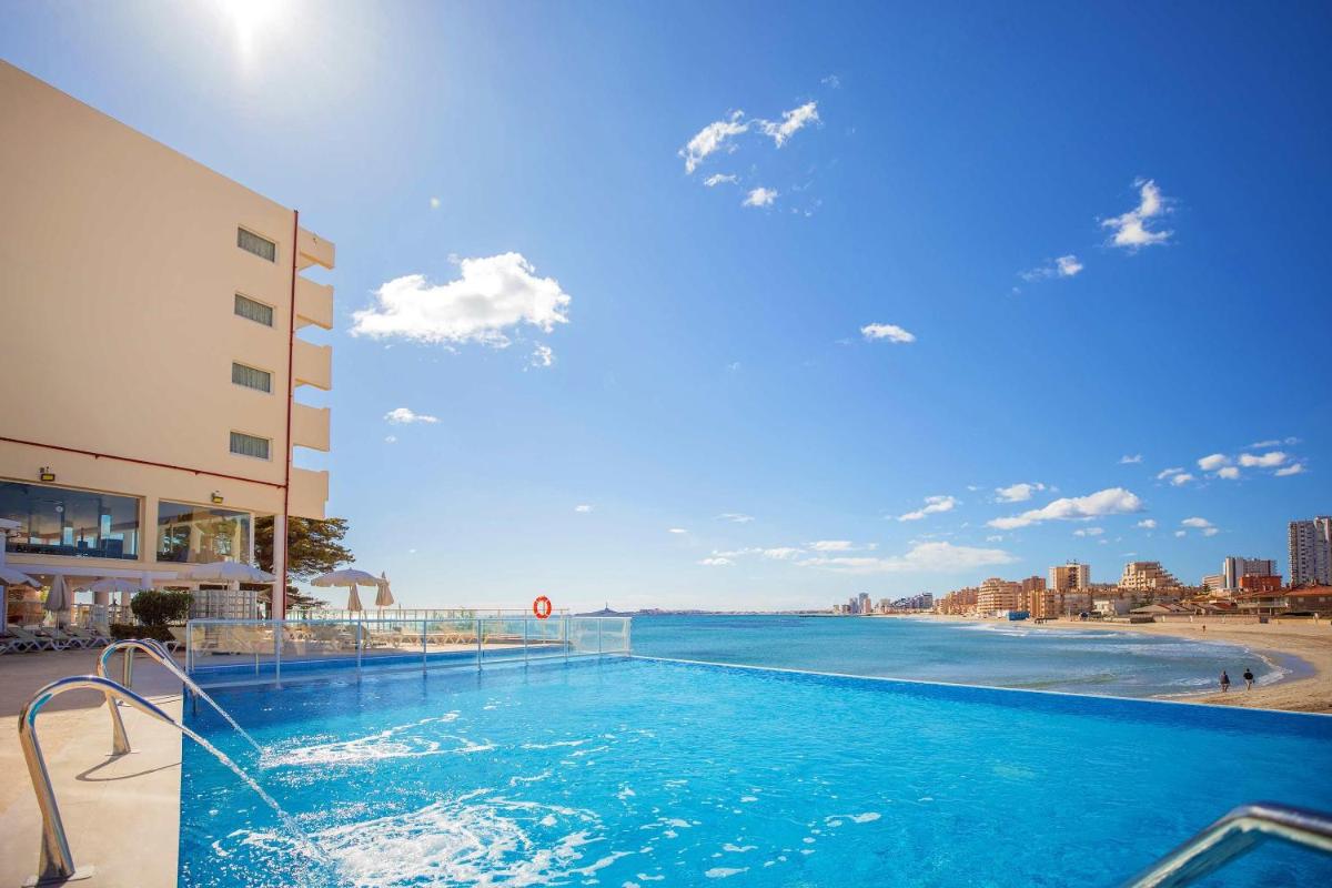 una piscina con vista al mar en Hotel Servigroup Galua, en La Manga del Mar Menor