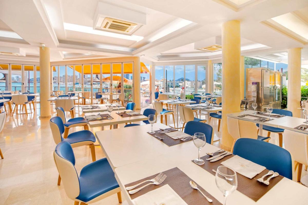 Un restaurante o sitio para comer en Hotel Servigroup Galua