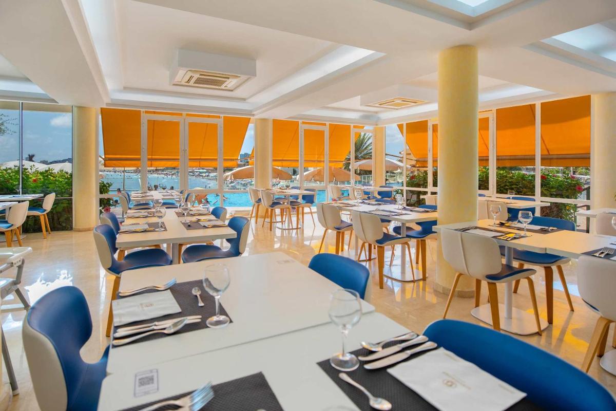 Un restaurante o sitio para comer en Hotel Servigroup Galua