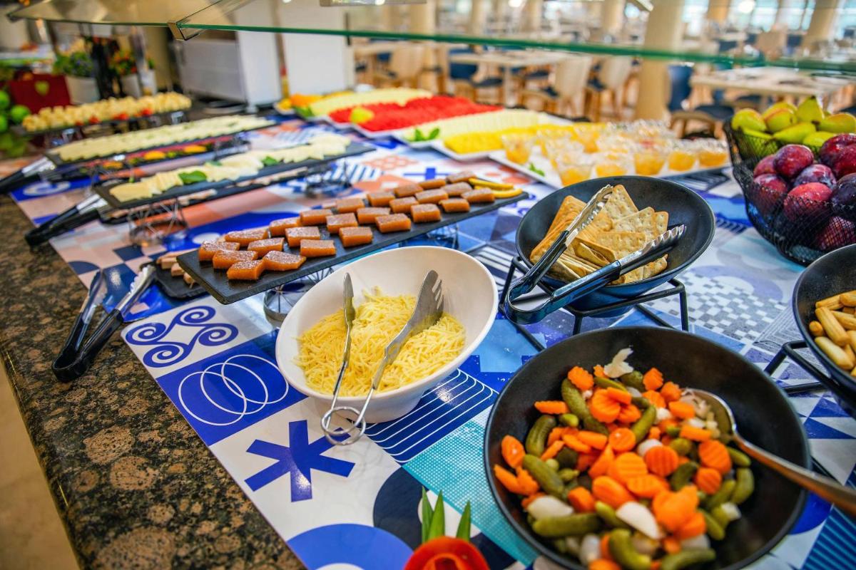 Comida en o cerca de este hotel