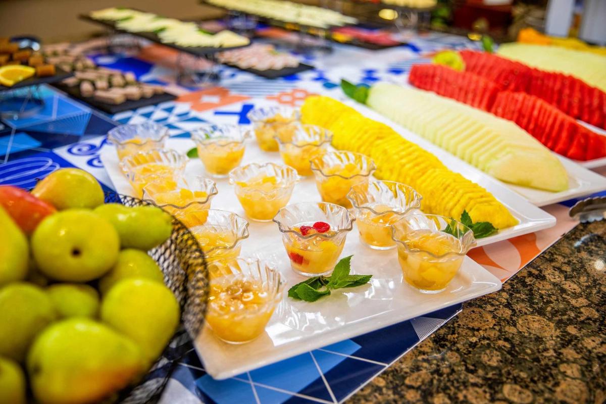 Comida en o cerca de este hotel