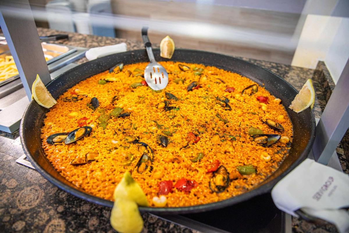 Comida en o cerca de este hotel