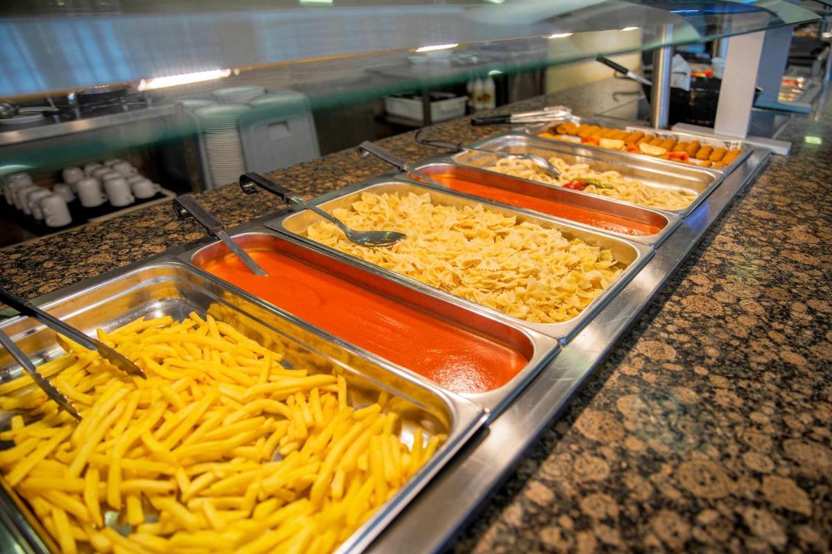 Comida en o cerca de este hotel
