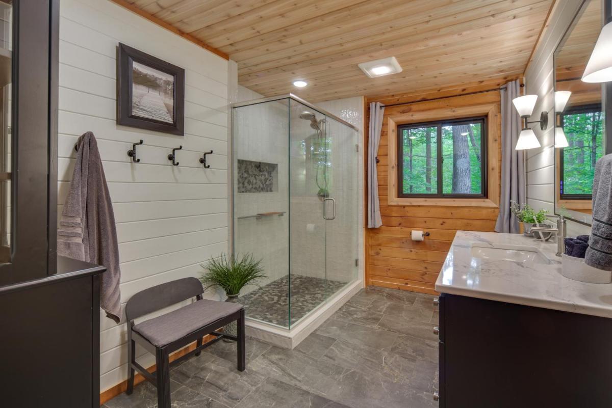Cozy Wisconsin Cabin with Deck, Kayaks and Lake Views! - Housity
