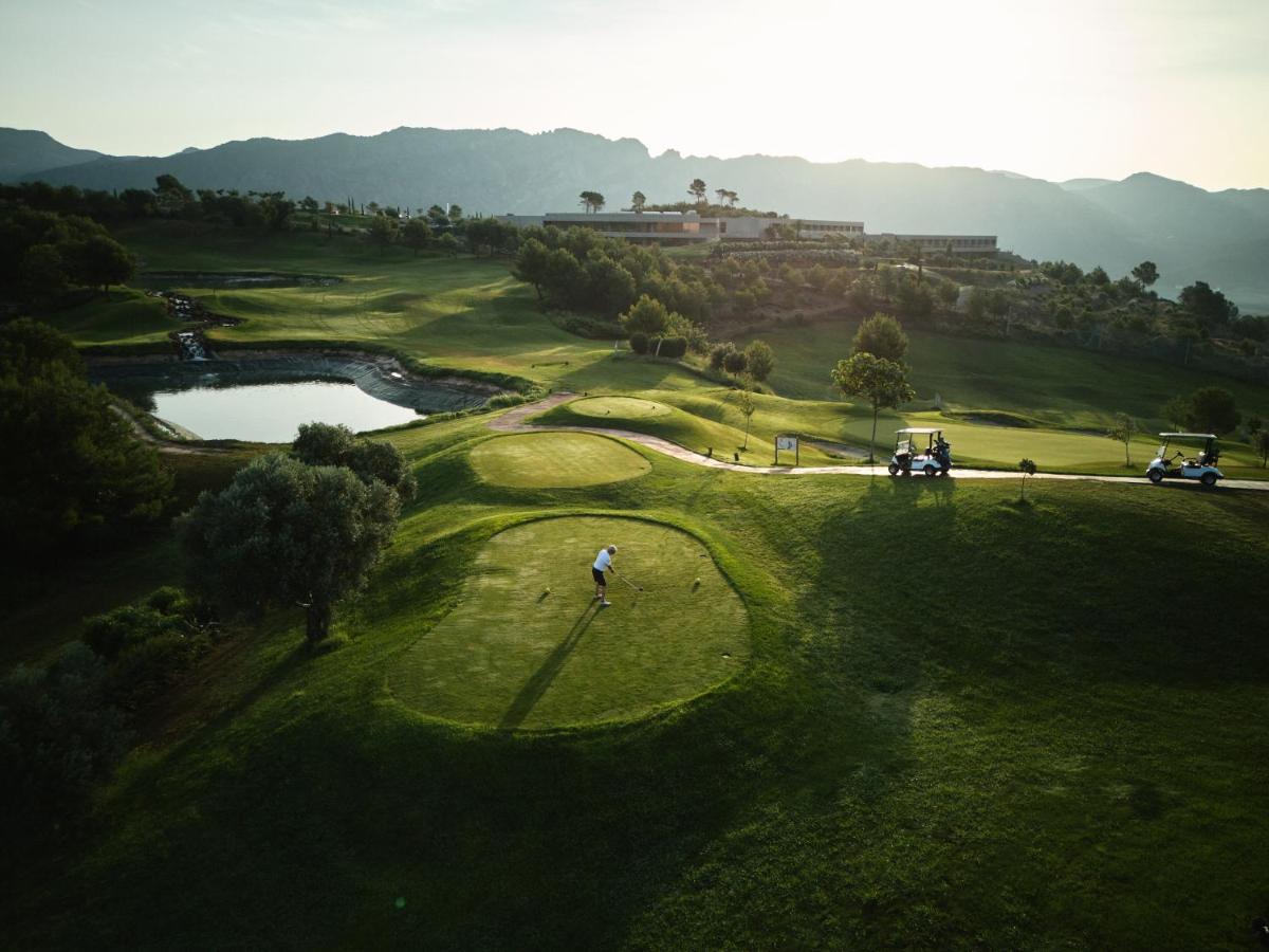 una vista aérea de un golfista en un campo de golf en La Galiana Golf Resort - Adults Only, en Barraca de Aguas Vivas