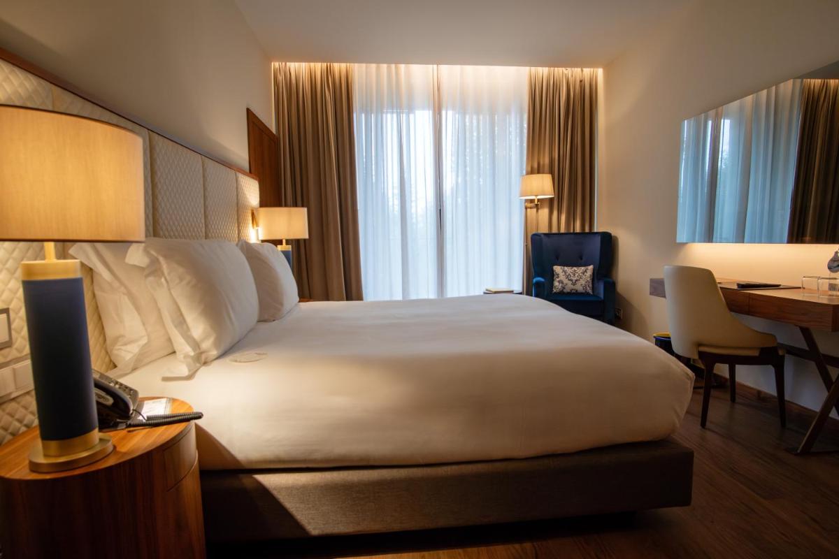 Uma cama ou camas num quarto em Boeira Garden Hotel Porto Gaia, Curio Collection by Hilton