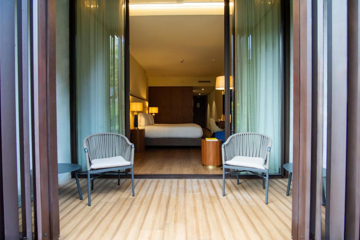 Uma cama ou camas num quarto em Boeira Garden Hotel Porto Gaia, Curio Collection by Hilton