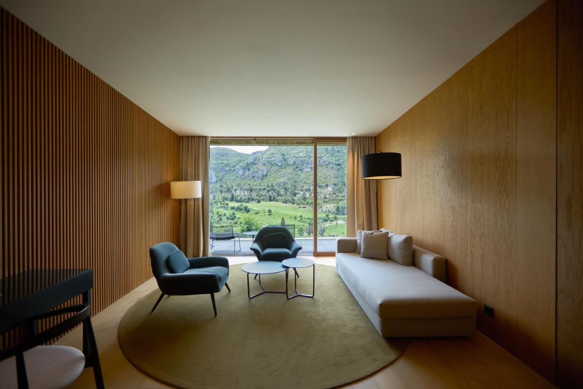 una sala de estar con un sofá y dos sillas en La Galiana Golf Resort - Adults Only, en Barraca de Aguas Vivas 60 fotos más