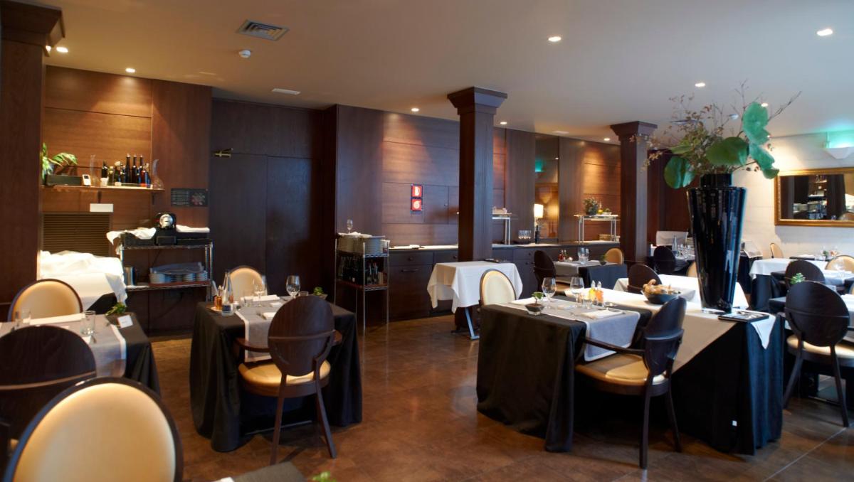 Un restaurante o sitio para comer en Balneario Font Vella- Adults Only