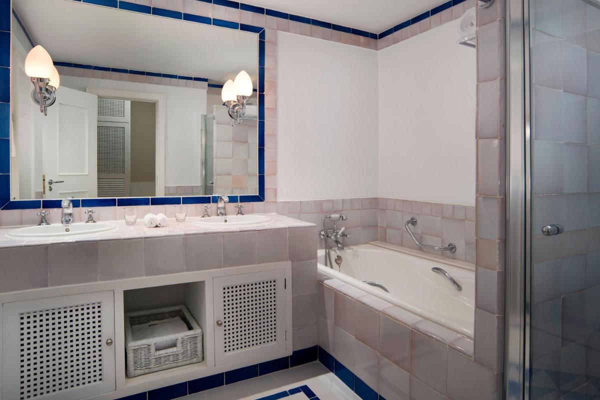Un baño de The Westin La Quinta Golf Resort & Spa, Benahavis, Marbella