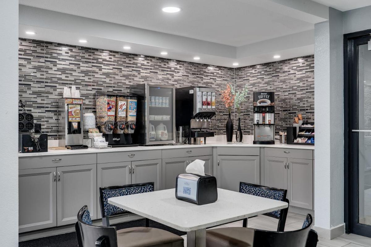 Baymont by Wyndham La Crosse/Onalaska - Housity