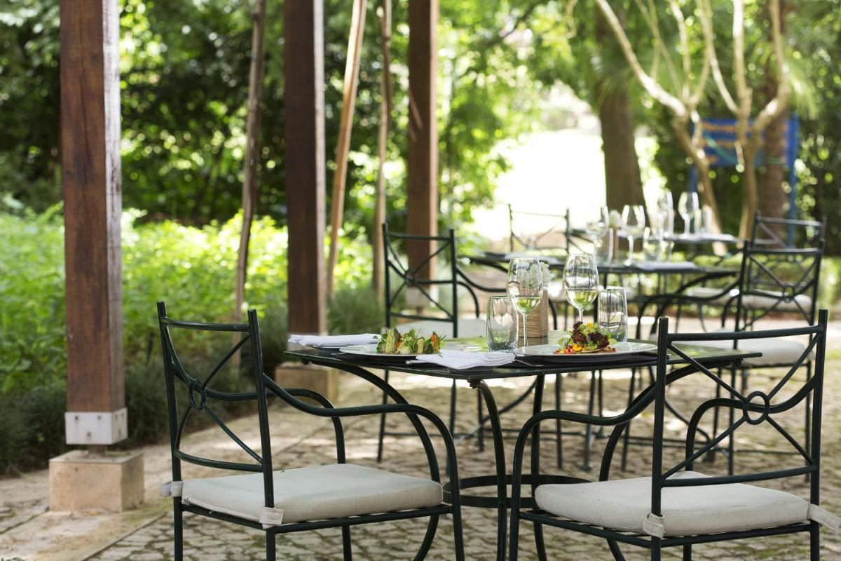 Um jardim no exterior de Hotel Quinta das Lagrimas - Small Luxury Hotels