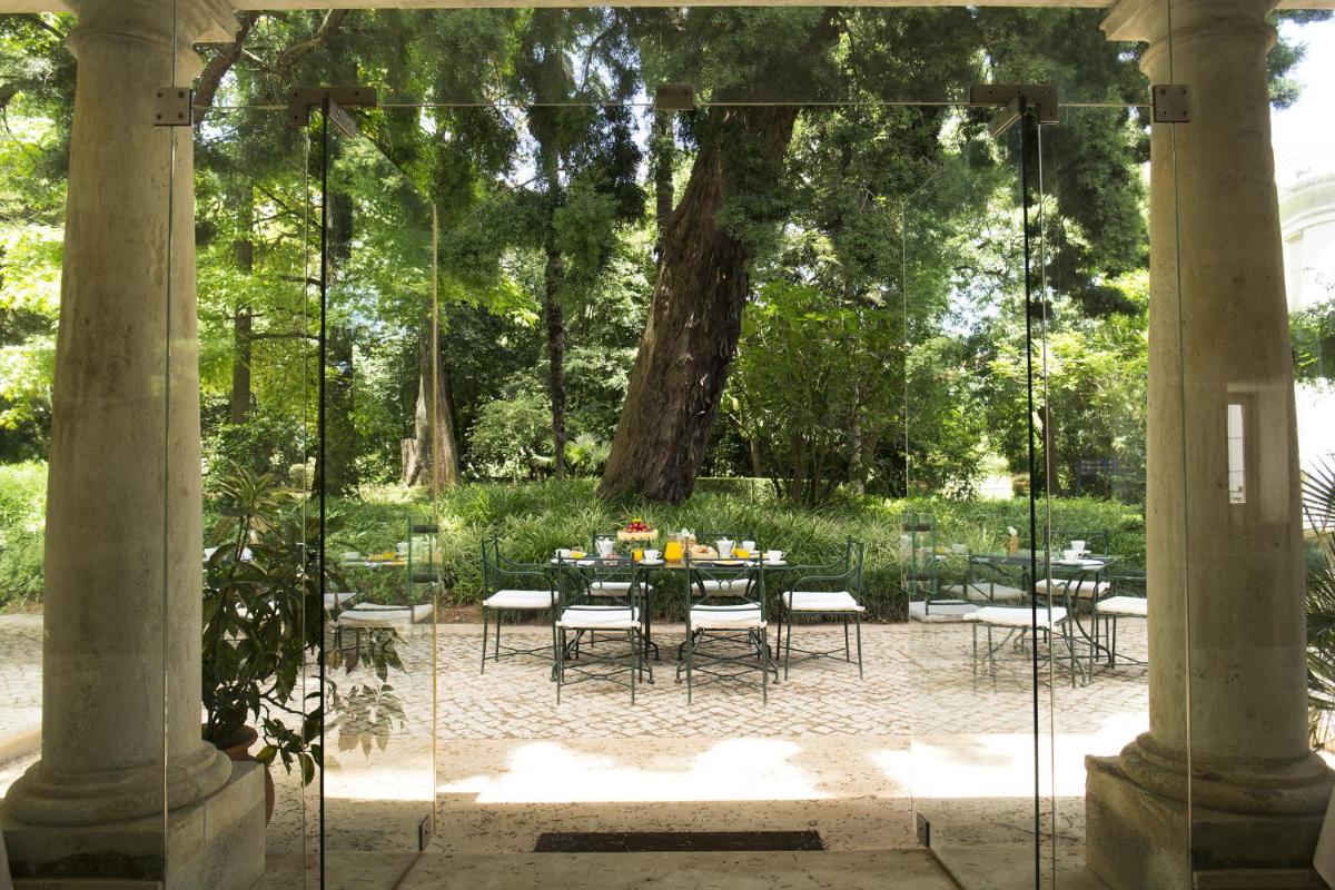 Um jardim no exterior de Hotel Quinta das Lagrimas - Small Luxury Hotels
