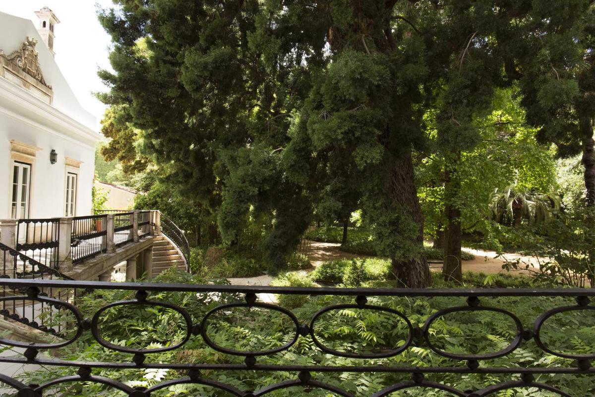 Um jardim no exterior de Hotel Quinta das Lagrimas - Small Luxury Hotels