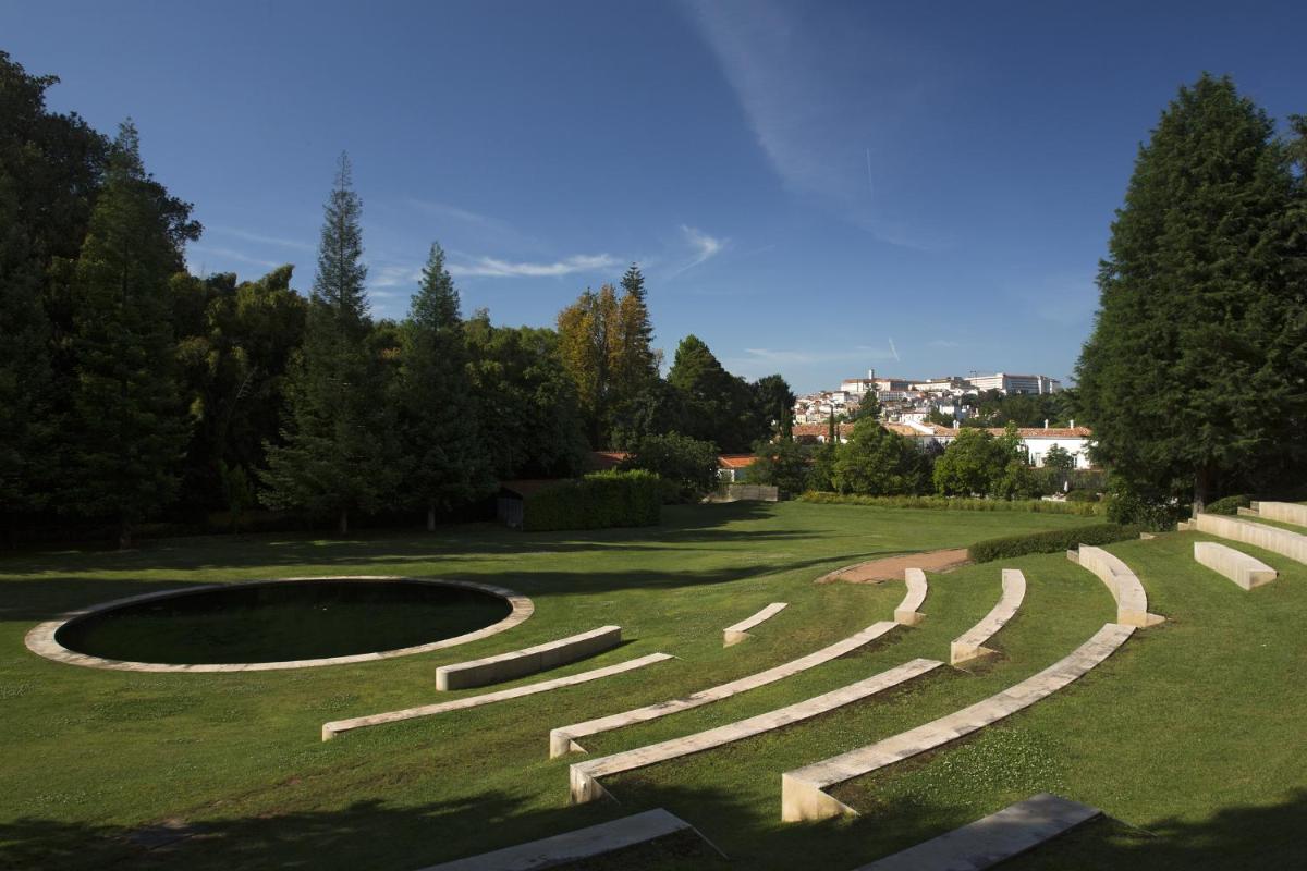 Um jardim no exterior de Hotel Quinta das Lagrimas - Small Luxury Hotels
