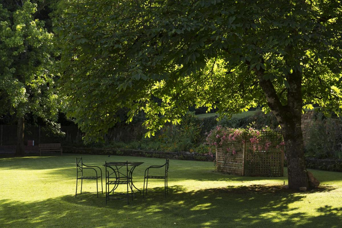 Um jardim no exterior de Hotel Quinta das Lagrimas - Small Luxury Hotels