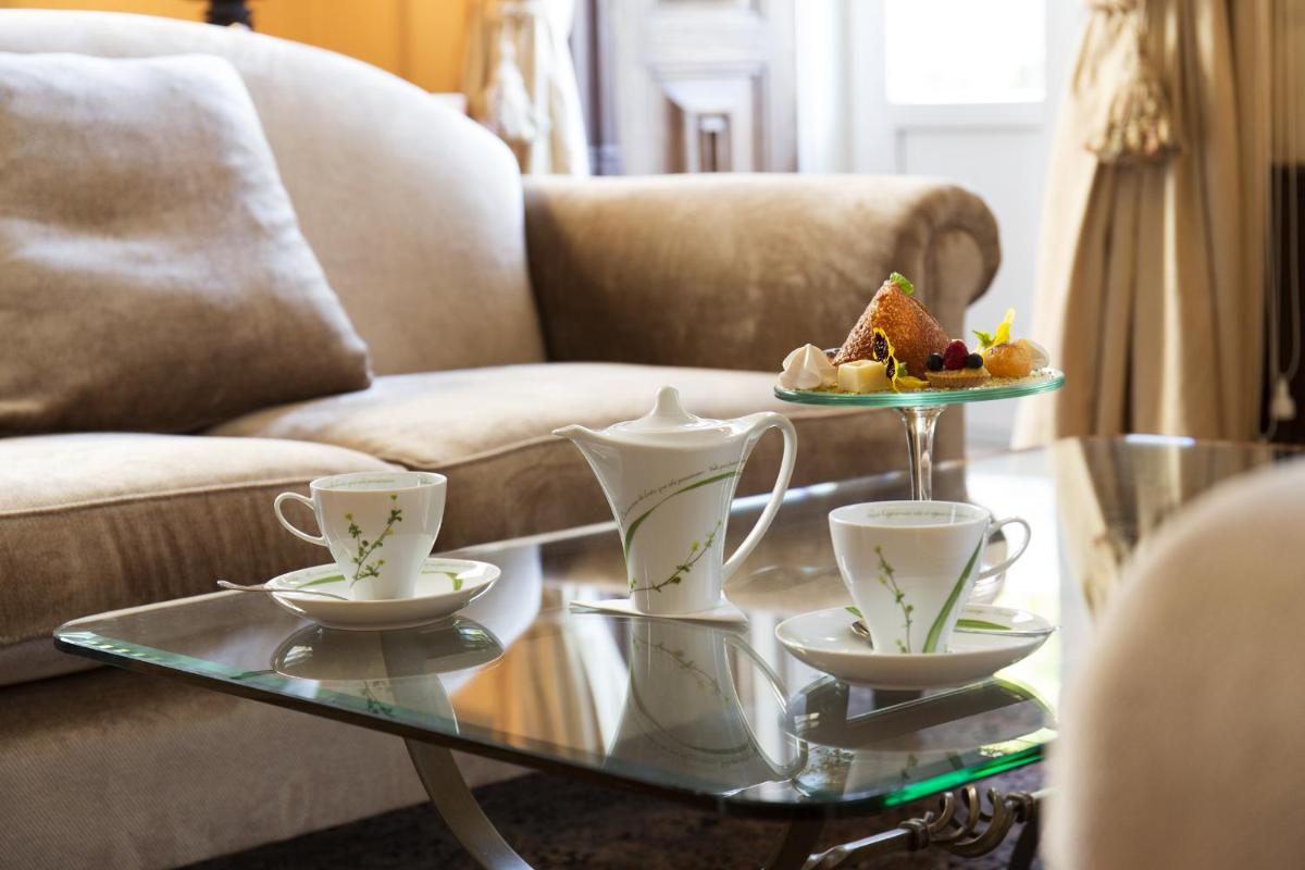 Uma área de estar em Hotel Quinta das Lagrimas - Small Luxury Hotels