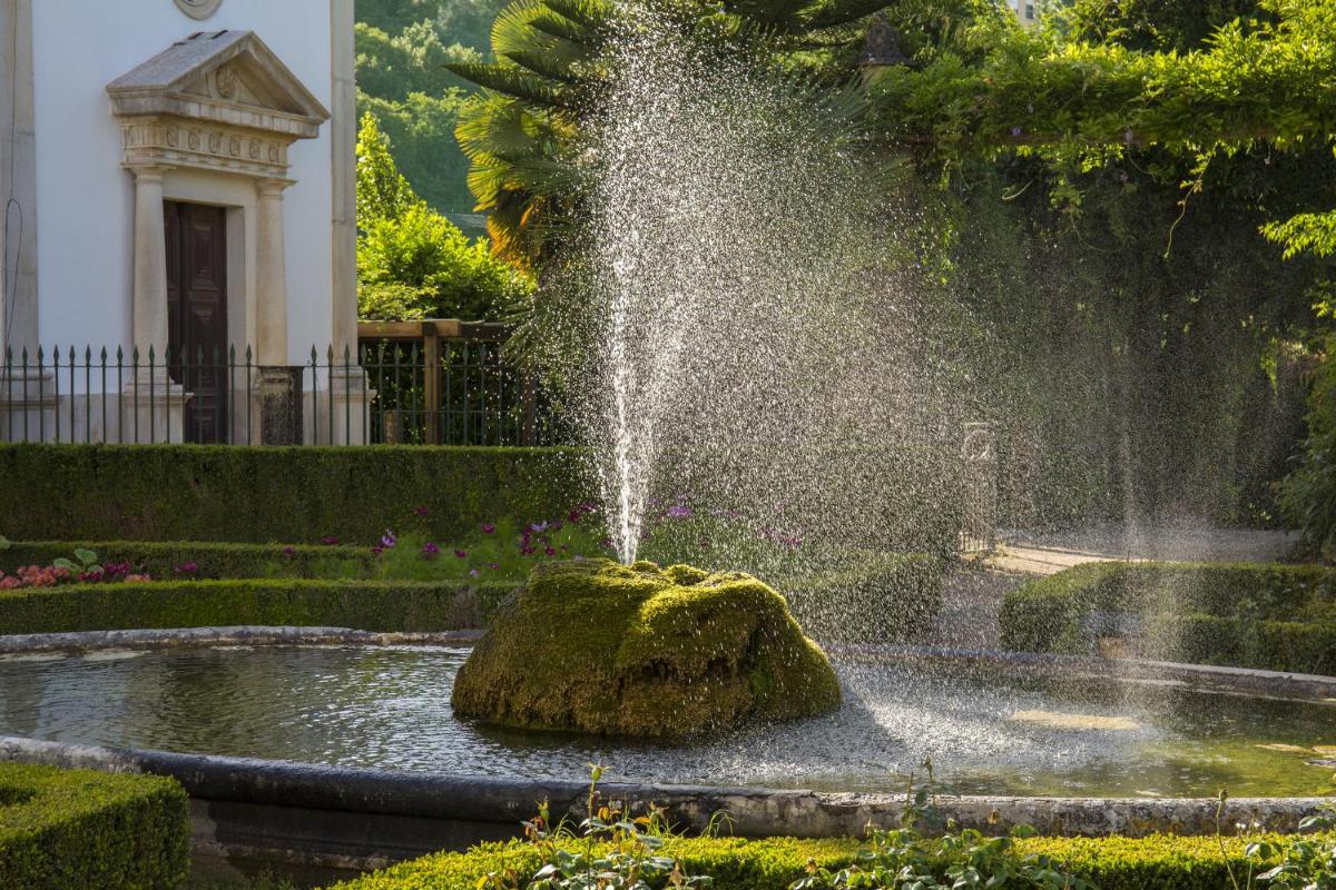 Um jardim no exterior de Hotel Quinta das Lagrimas - Small Luxury Hotels