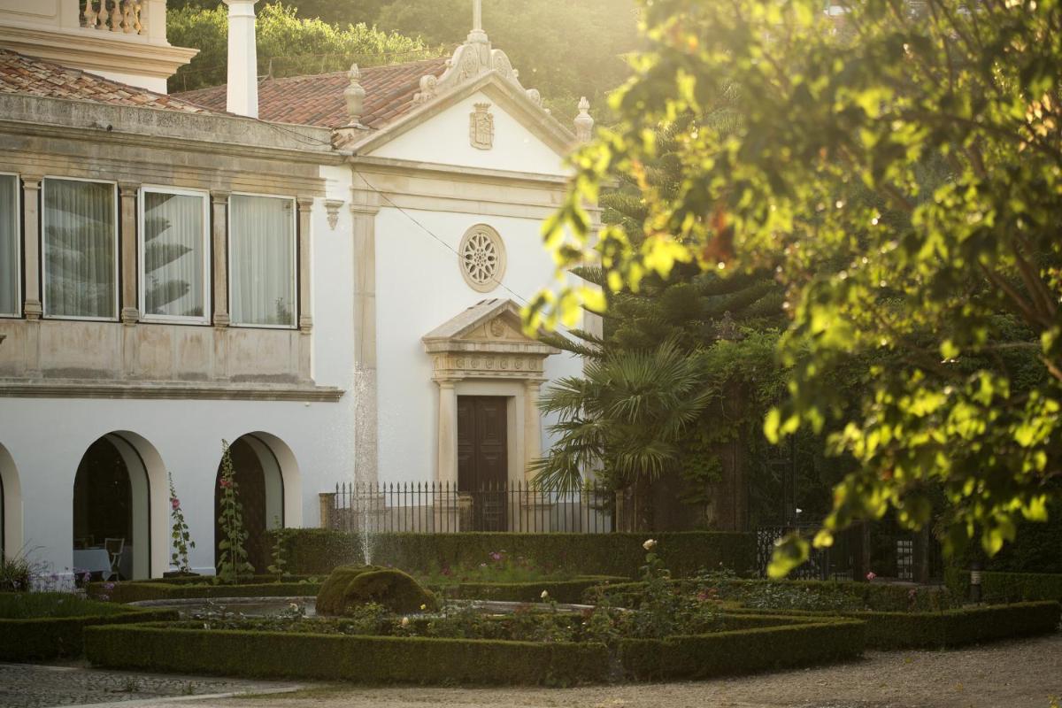 Um jardim no exterior de Hotel Quinta das Lagrimas - Small Luxury Hotels