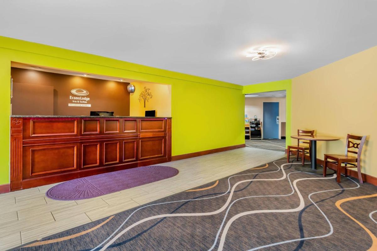 Econo Lodge Inn & Suites Eau Claire South - Housity