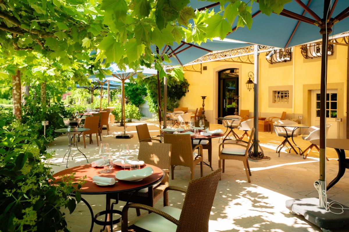 Restaurant ou autre lieu de restauration dans l'établissement Chateau De Germigney