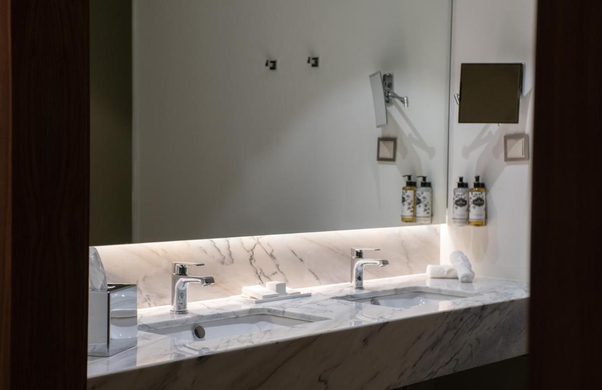 Uma casa de banho em Boeira Garden Hotel Porto Gaia, Curio Collection by Hilton