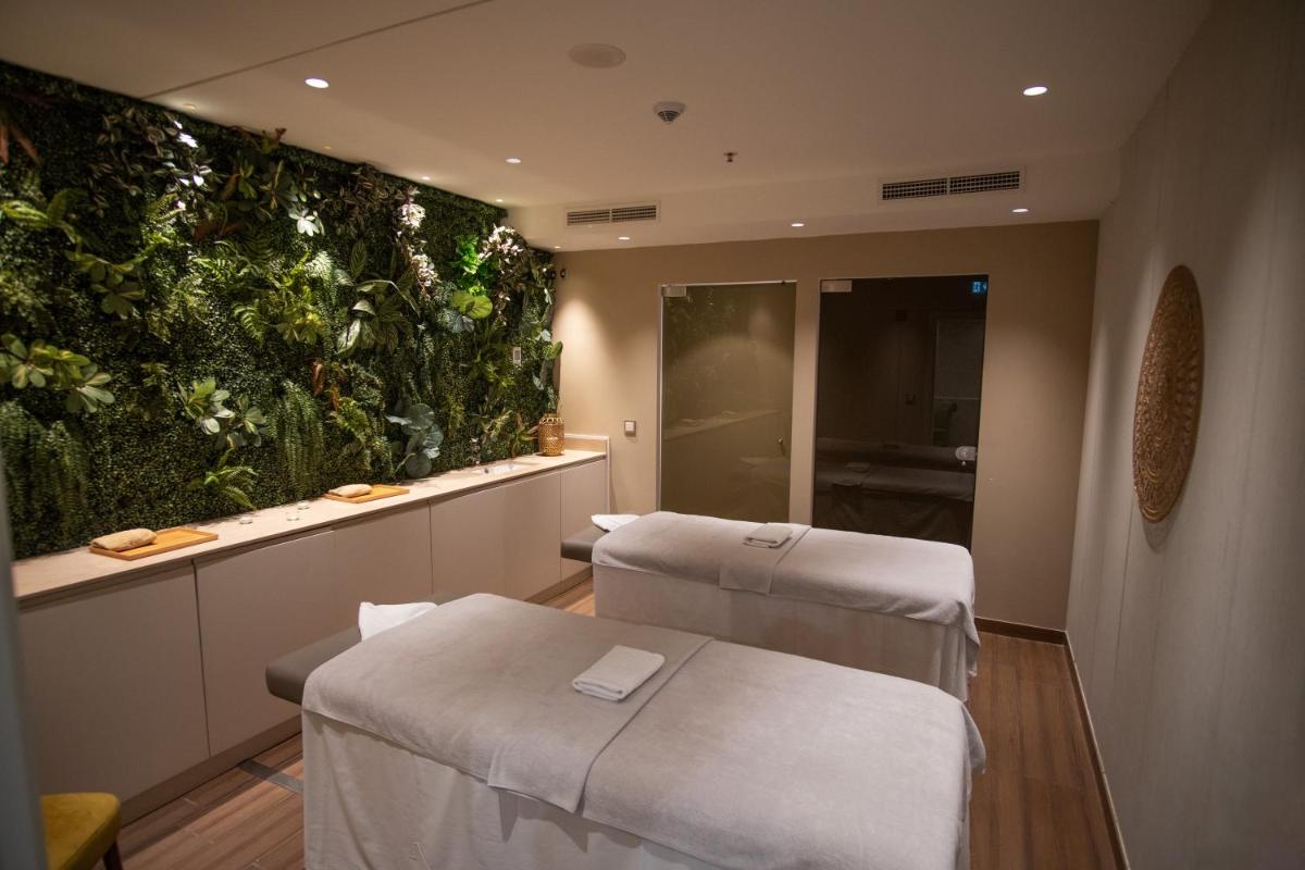 Uma área de estar em Boeira Garden Hotel Porto Gaia, Curio Collection by Hilton