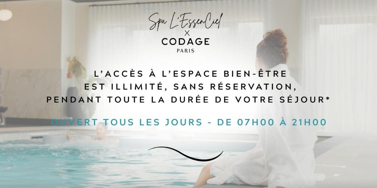 une femme assise à côté d'une piscine dans l'établissement L'EssenCiel, à Piré-sur-Seiche