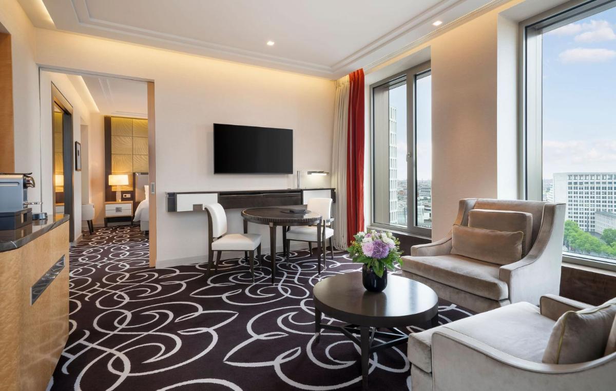 TV/Unterhaltungsangebot in der Unterkunft Waldorf Astoria Berlin