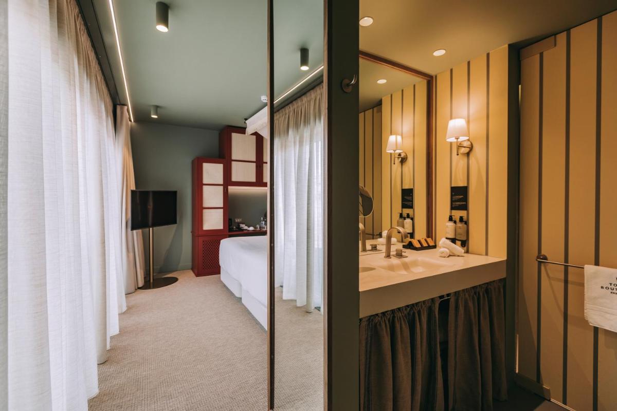 uma casa de banho com uma cama e um lavatório num quarto em Torel Terra Brava em Angra do Heroísmo