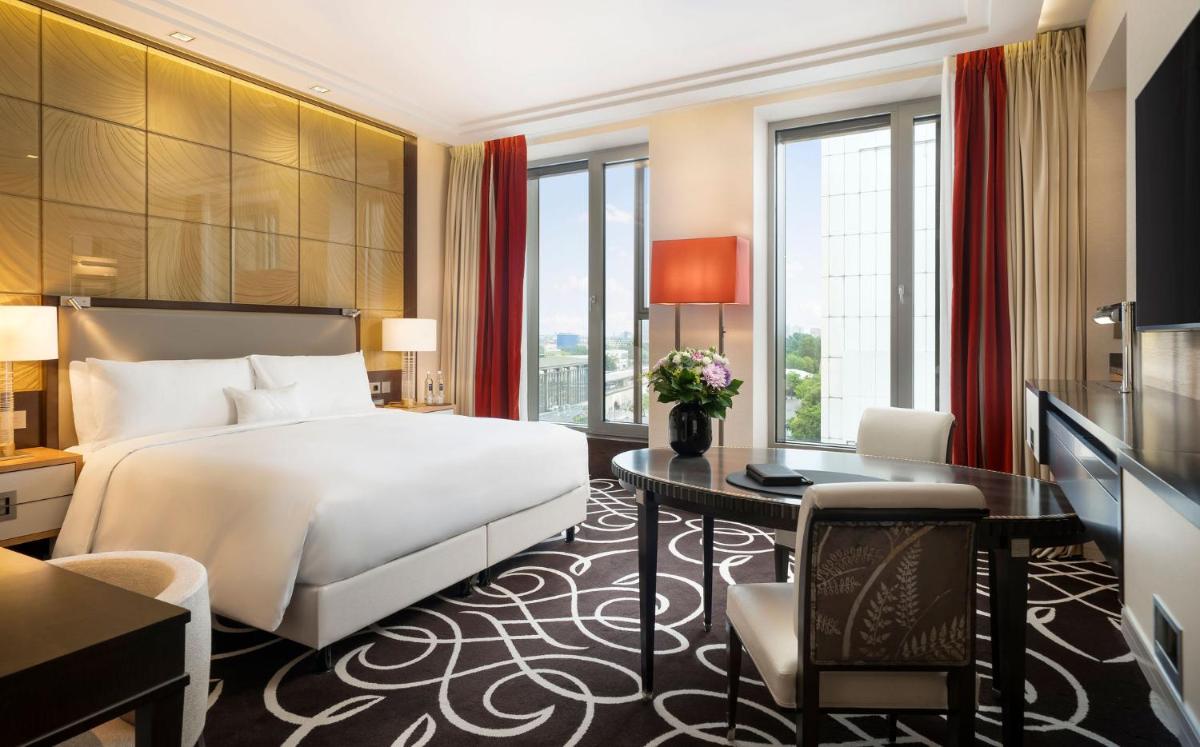 Ein Bett oder Betten in einem Zimmer der Unterkunft Waldorf Astoria Berlin