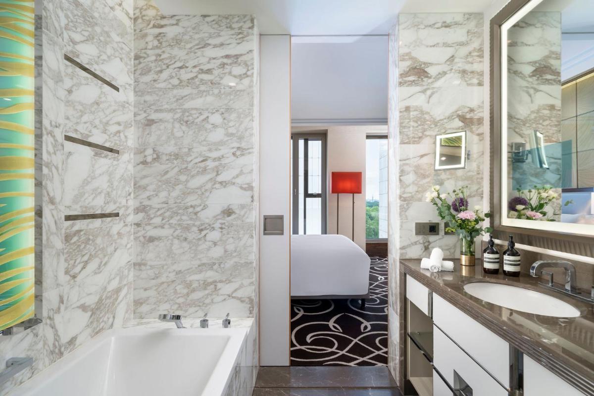 Ein Badezimmer in der Unterkunft Waldorf Astoria Berlin
