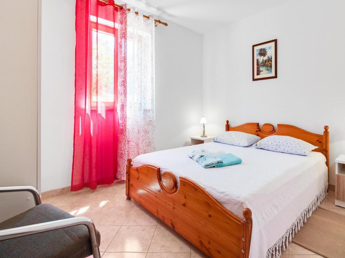 Secluded Apartment in Poreč with Garden - Housity