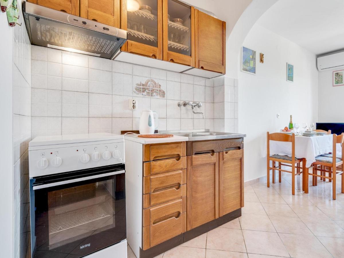 Secluded Apartment in Poreč with Garden - Housity