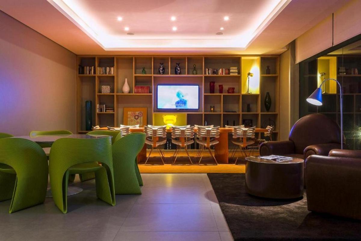 DMax Hotel - Housity