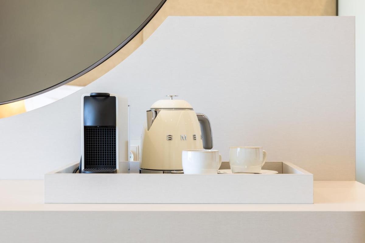 Comodidades para chá e café em Castelo Suites Hotel