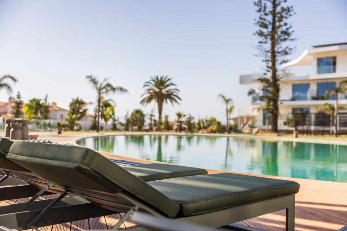 A piscina em ou perto de Castelo Suites Hotel