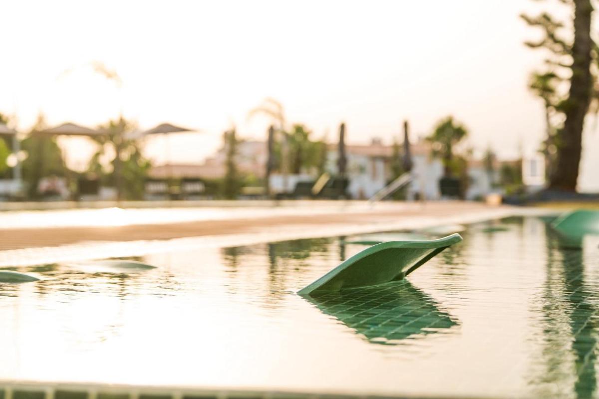 A piscina em ou perto de Castelo Suites Hotel