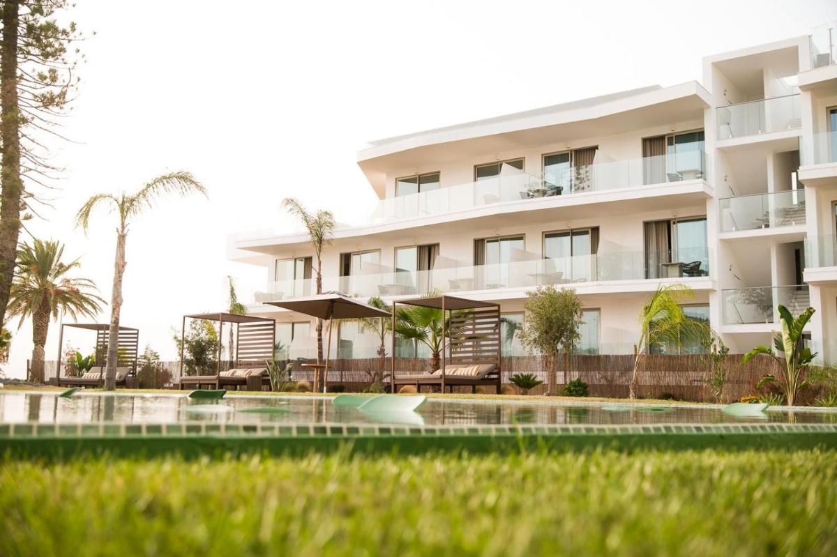 Um jardim no exterior de Castelo Suites Hotel
